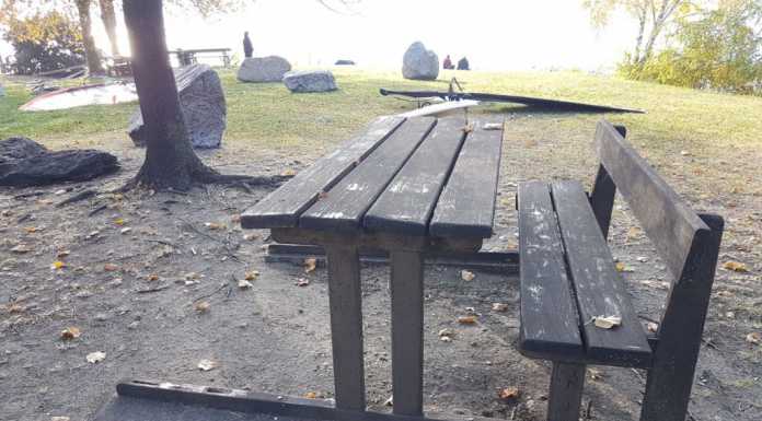 Dervio, tour in lungolago tra panchine rotte e tavoli senza…tavolo