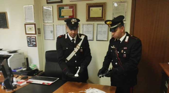 Pusher fugge dai carabinieri e si schianta contro un muro, arrestato