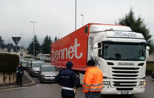 Auto in divieto di sosta, il camion non passa. Disagi in via Balicco