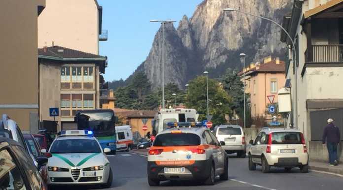 Donna investita da motorino condotto da un anziano: soccorsi entrambi