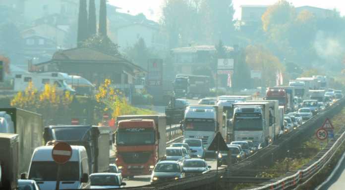 Scontro in mattinata sulla SS36, due feriti e traffico rallentato