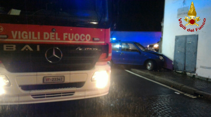 Finisce con l’auto contro un muro, 20enne ricoverata all’ospedale
