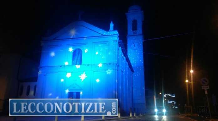Splendidi giochi di luce sulla chiesa, al Pascolo è già Natale