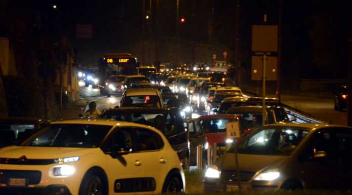 Camion in panne a Malgrate Porto: tutti in coda all’ora del rientro