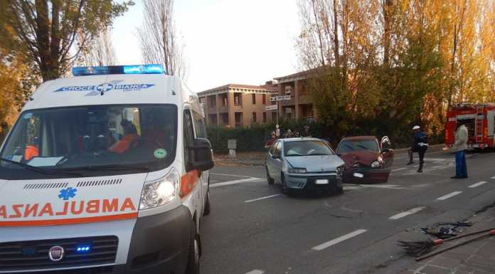 Merate. Scontro fra due auto in via Fratelli Cernuschi