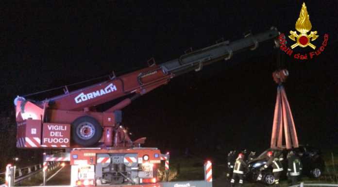 Pasturo: auto finisce nel torrente, recuperata dai pompieri
