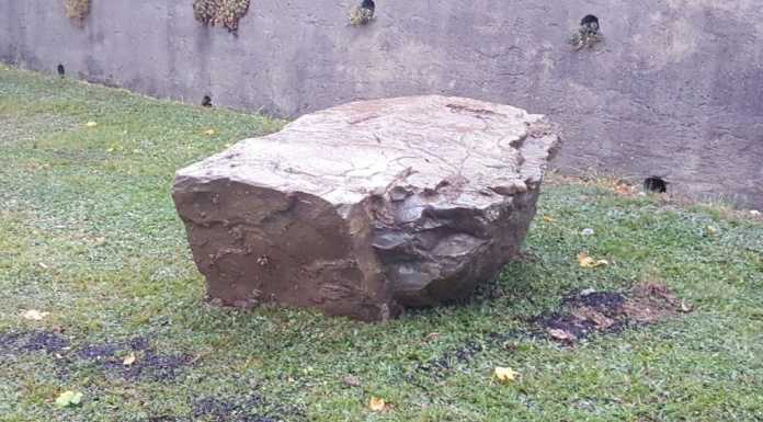 Calolzio. Grosso masso cade sulla strada e finisce in un giardino