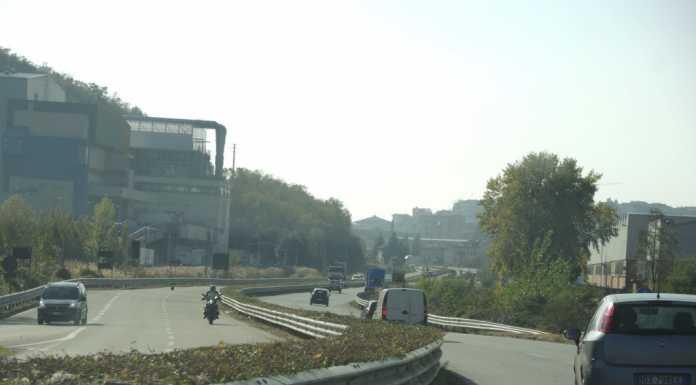 Valmadrera: giardinieri al lavoro lungo l’ex Statale, si tagliano le piante