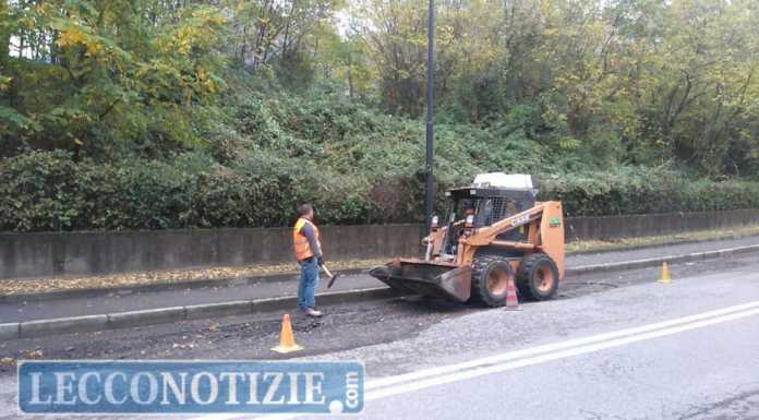 Lavello. Lavori in via De Gasperi, si ripara l’asfalto. Attenti alla viabilità