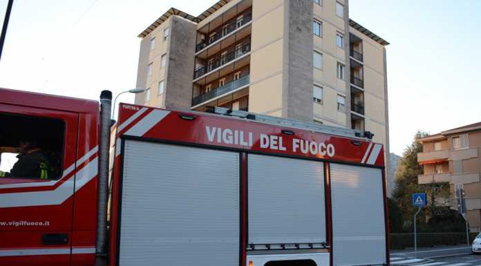 Anziana cade sul balcone, soccorsa grazie alla segnalazione della vicina