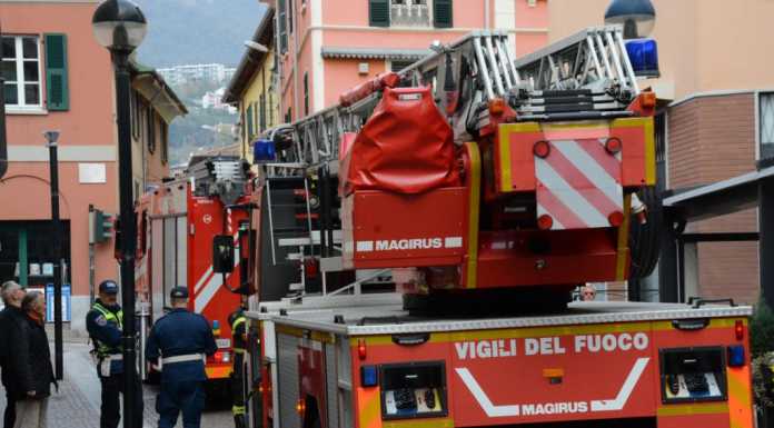 Canna fumaria in fiamme: Vigili del Fuoco in centro Mandello