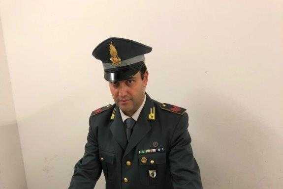 In aeroporto con 40 mila euro nascosti nella cioccolata