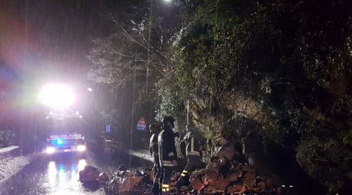 Cade una frana, colpite due auto sulla Sp72 tra Dervio e Bellano