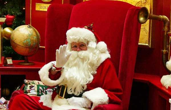 Lierna, l’antivigilia arriva Babbo Natale. Scambio di auguri in palestra
