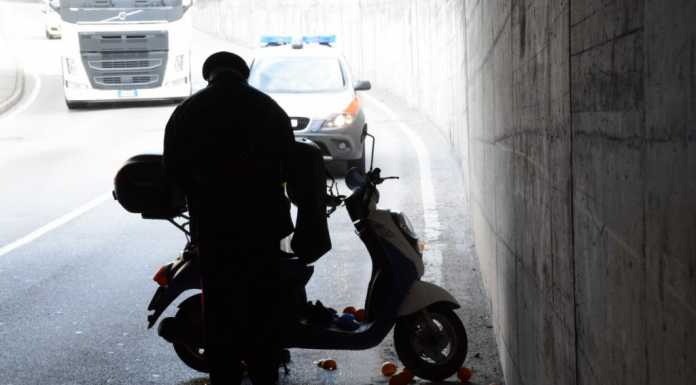 Cade col motorino nel sottopasso di via Mazzini, paura per un anziano