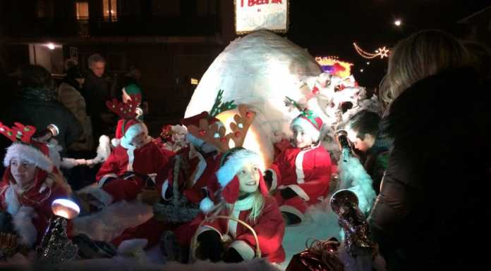 La sfilata dei Carri Natalizi “invade” Mandello, che festa