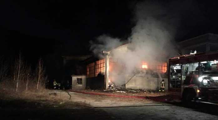 Colico, in fiamme l’ex ditta Menghi, Vigili del Fuoco al lavoro