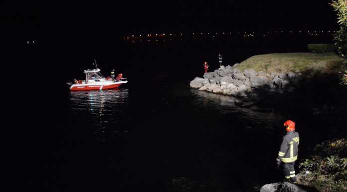 Falso allarme a Pradello: minaccia di buttarsi nel lago e la fidanzata chiama i soccorsi