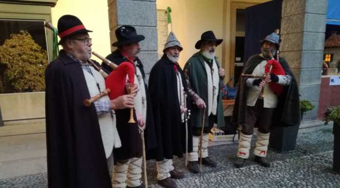 Lecco. Fiaccolata di Natale e auguri per i bimbi della Damiano Chiesa