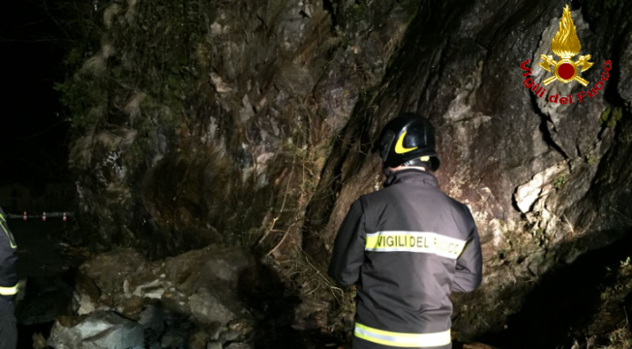 Frana nella notte sulla provinciale a Pagnona. Strada liberata dai VVF