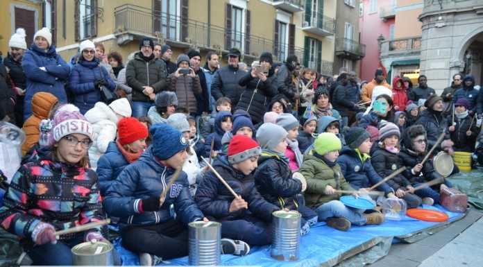 Il Giorno della Rinascita a suon di percussioni, mega band in piazza
