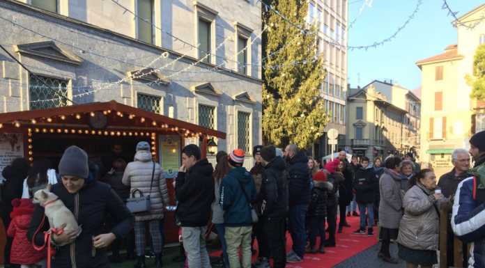 Lecco sul ghiaccio, inaugurata la grande pista in Piazza Garibaldi