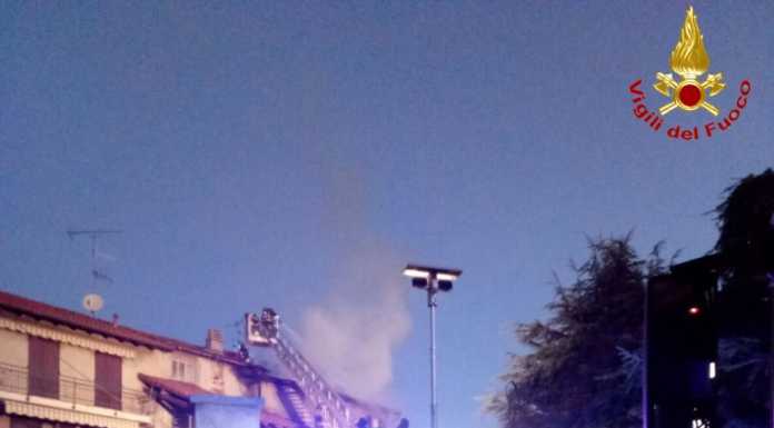 Brongio. Brucia il tetto di una casa, vigili del fuoco al lavoro