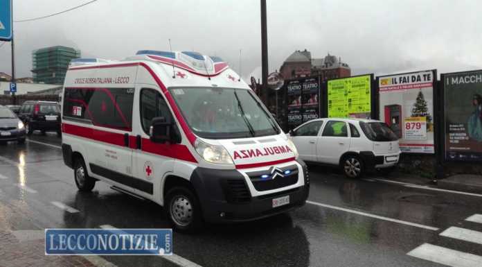 Lecco. Cade dallo scooter, giovane postino soccorso in via Parini