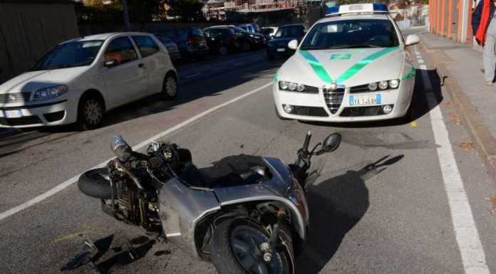 Schianto al semaforo di C.so Promessi Sposi: soccorso motociclista