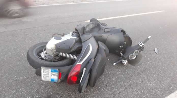 Camion perde il carico che colpisce un motociclista, 47enne all’ospedale