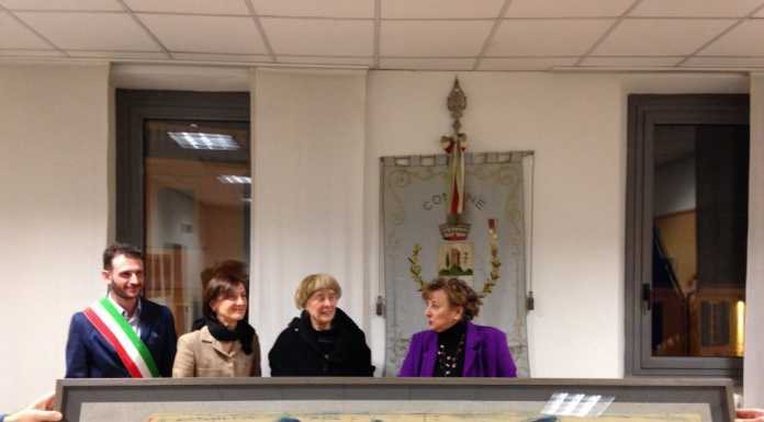 Lucia Pescador dona una sua opera al comune di Varenna