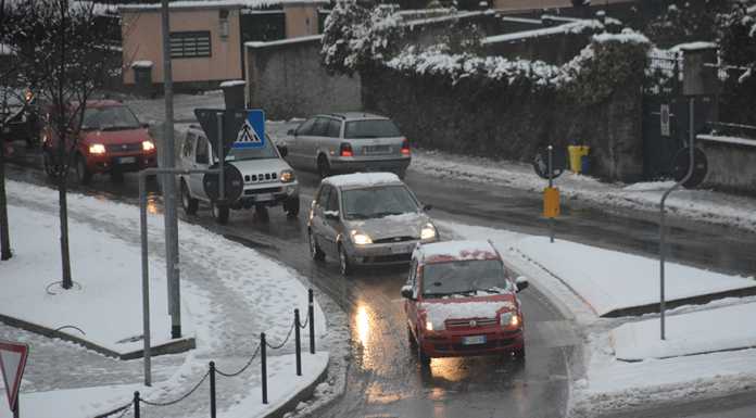 Neve. Viabilità senza criticità in città, prudenza sulla SS36. Ritardi sui treni
