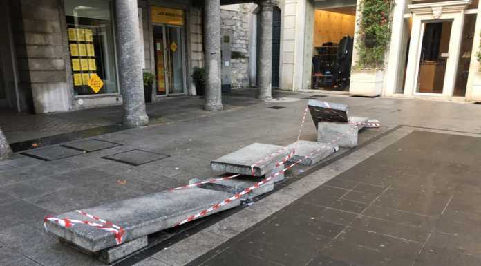 Furgone sbaglia manovra e sfonda una panchina di piazza XX Settembre