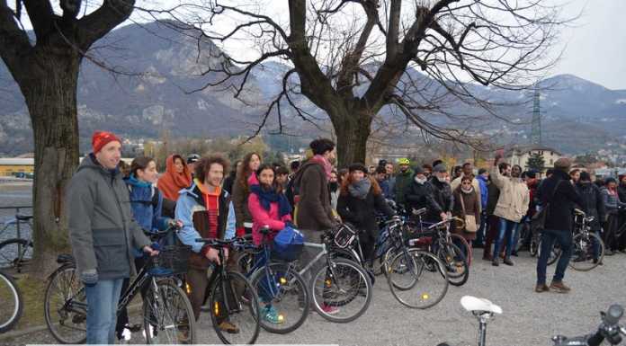 Oltre cento persone alla pedalata contro il sindaco di Pescate