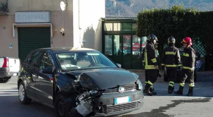 Scontro fra due auto, incidente a Pescate lungo via Roma