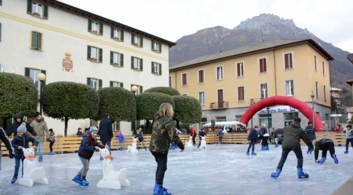 Aperta la pista del ghiaccio a Mandello, pure il sindaco sui pattini