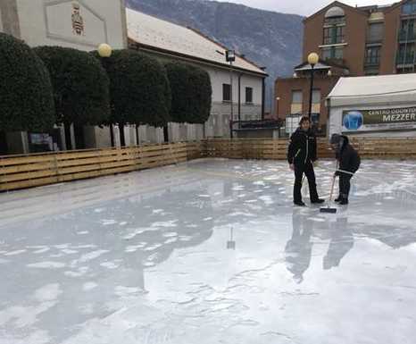 Mandello. Camminano sulla pista innevata e rovinano il ghiaccio