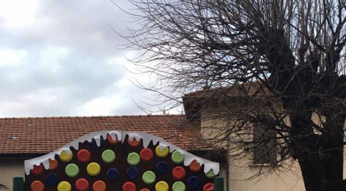 Per Natale, l’ingresso della scuola diventa una casetta di marzapane