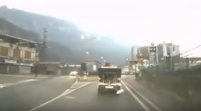 Raccolta carta, un lettore: “Trasportata senza involucro vola via”