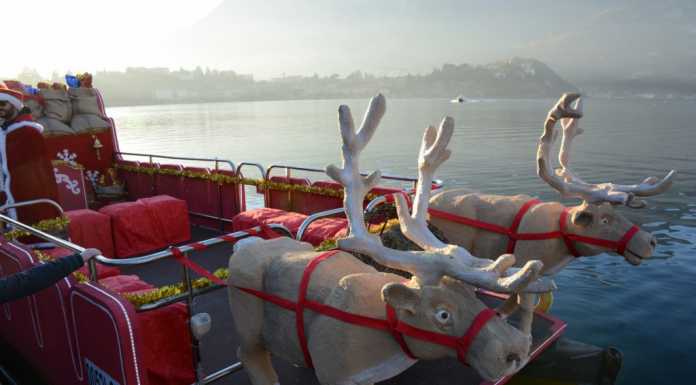 Sul lago la slitta di Babbo Natale, nuova attrazione per bimbi e turisti