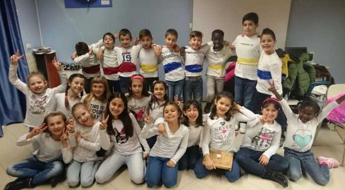 “Balliamo sul Mondo”: applausi per lo spettacolo natalizio della scuola di Suello