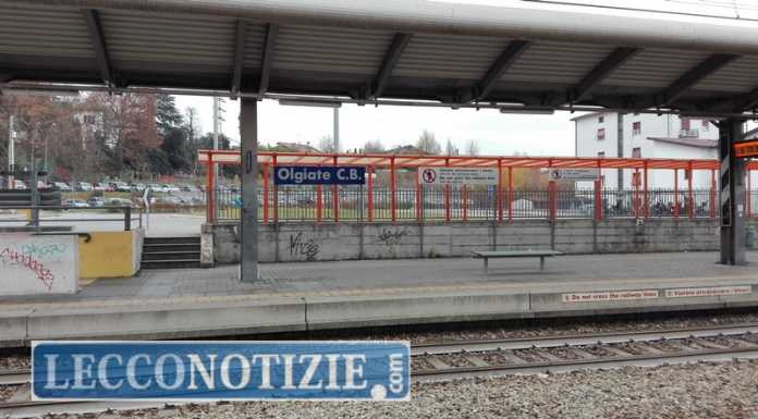 Tenta di rubargli il cellulare, poi lo aggredisce: paura in stazione a Olgiate