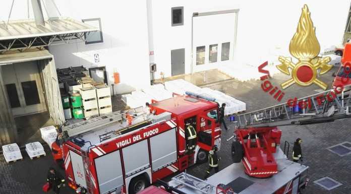 Incendio alla Growermetal di Calco, pompieri al lavoro