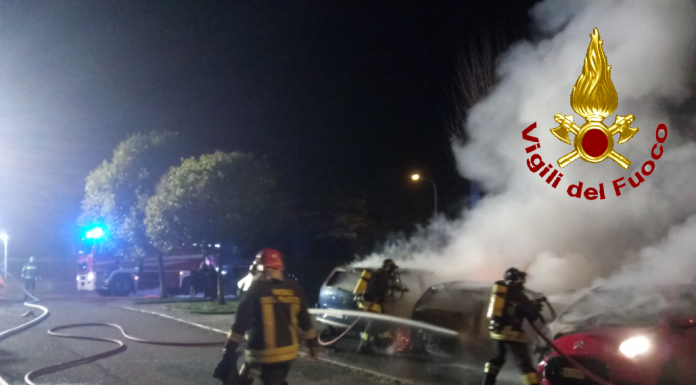 Incendio a Olginate: le fiamme divorano tre auto in un parcheggio