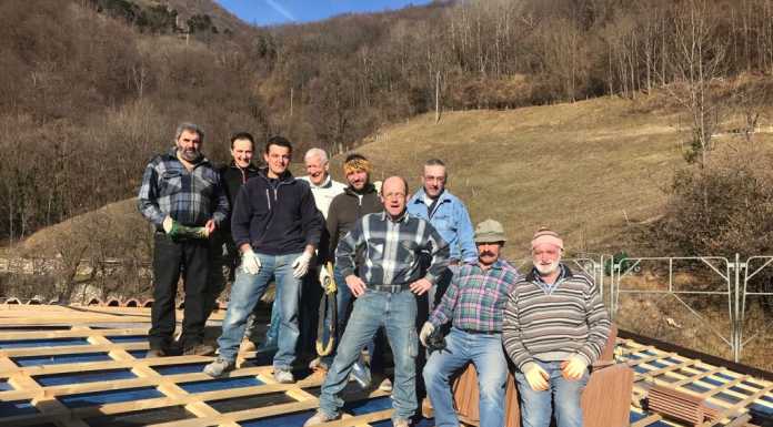 Incendio devastò la casa: un nuovo tetto grazie anche agli Alpini di Ballabio