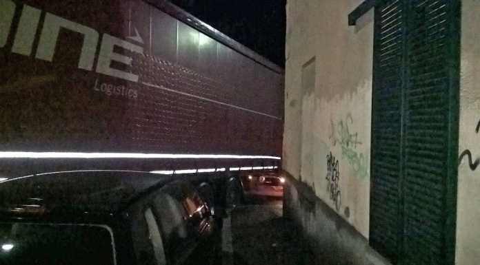 Camion si incastra in via Belvedere: intervengono i pompieri