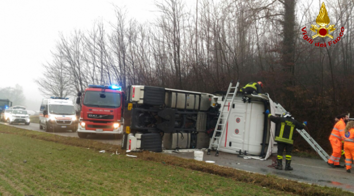 Camion si ribalta a Missaglia, l’autista resta incastrato in cabina