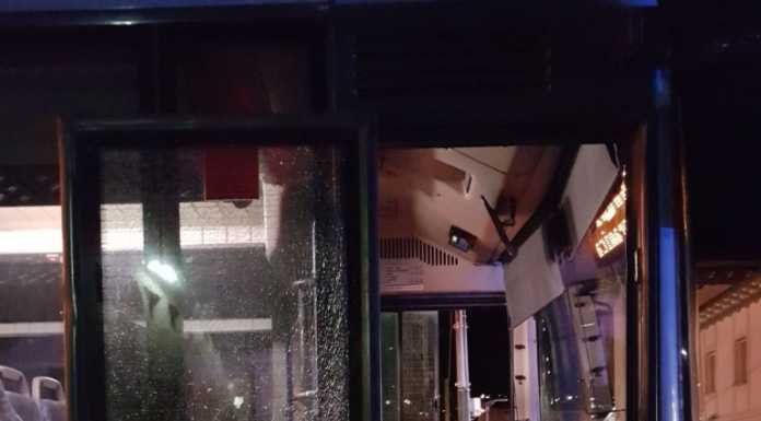 Colico: litiga con la ragazza sul bus e distrugge la porta