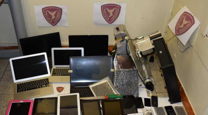 Ruba in due negozi, il bottino trovato in stazione: arrestato