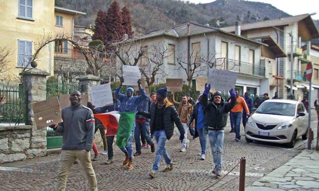 Esino. La protesta dei migranti: domande per la residenza ferme dal 2016